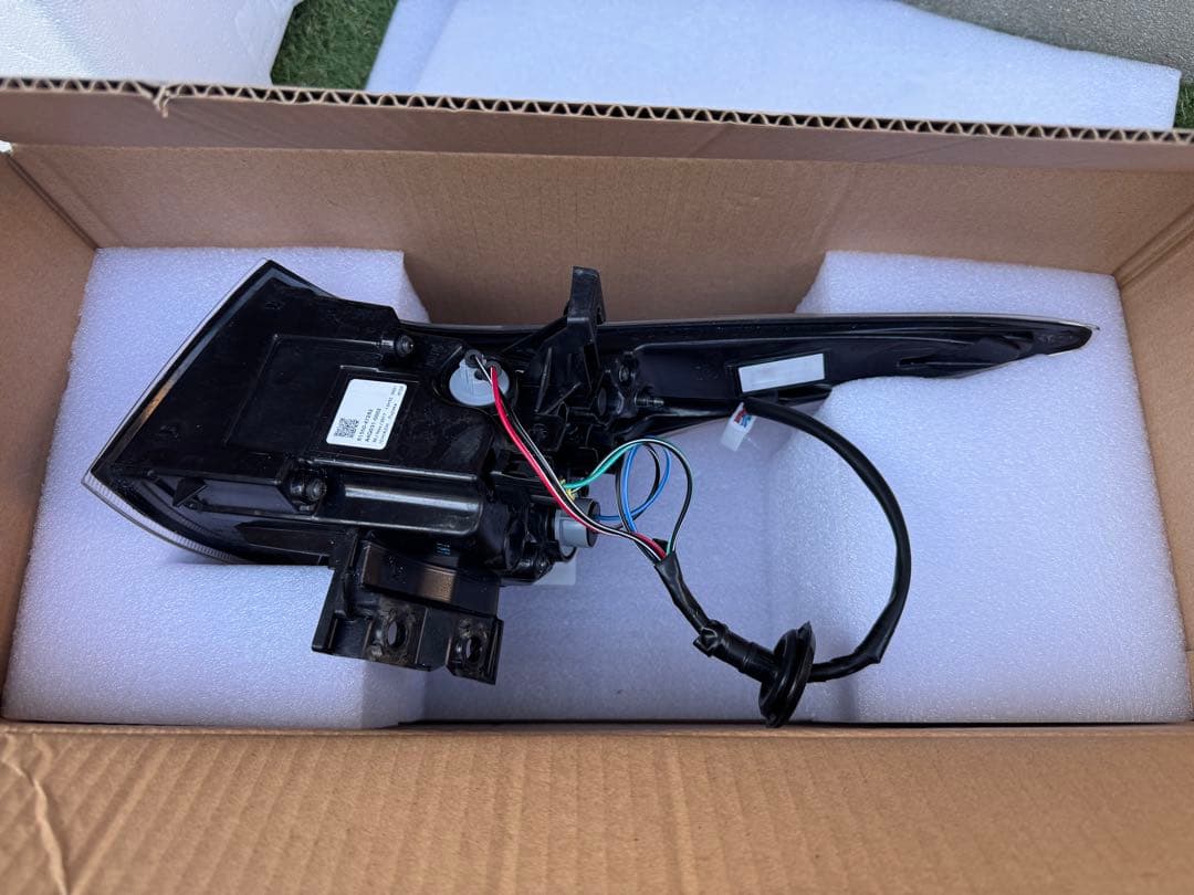 TOYOTA プリウス50系前期　純正テールランプ 左右セット