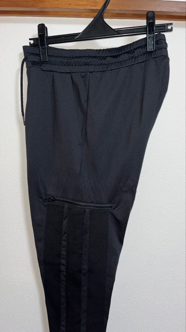ブラック スリムフィットパンツ ジッパーポケット付き