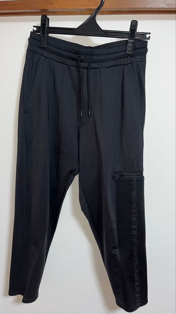 ブラック スリムフィットパンツ ジッパーポケット付き