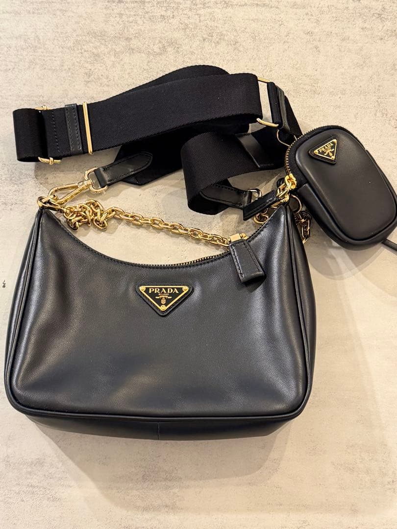 プラダ Re-Edition 2005 パデッド ナッパ レザーショルダーバッグ