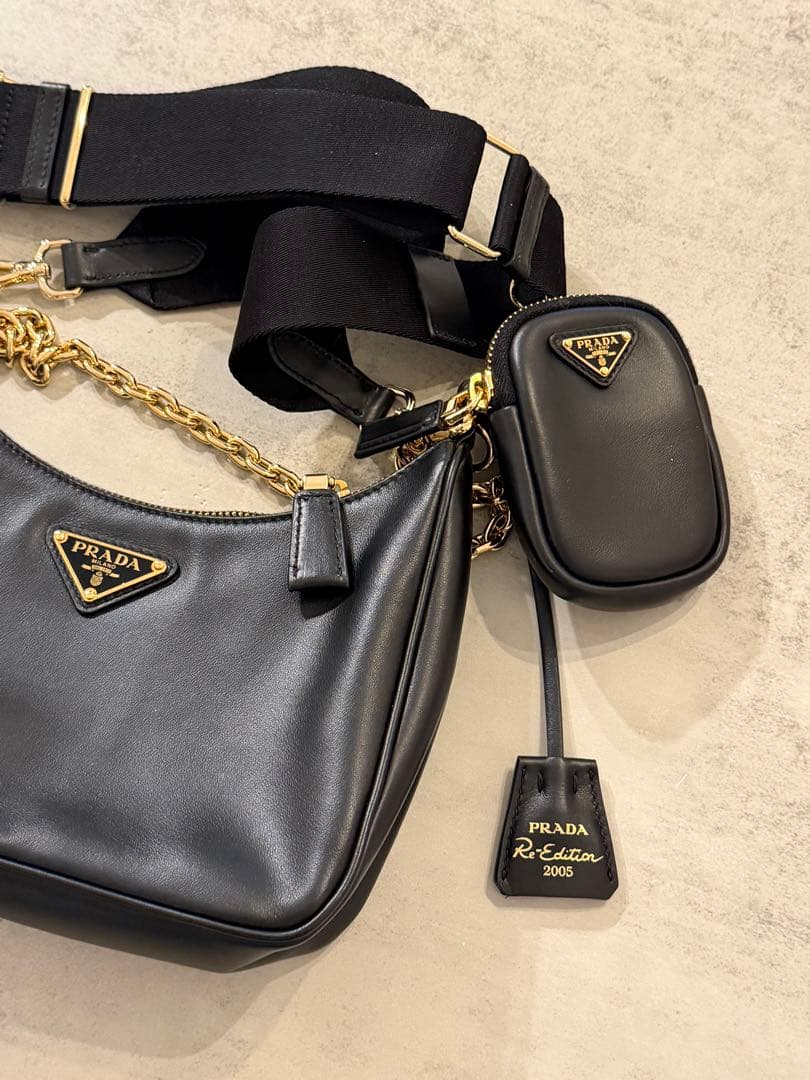 プラダ Re-Edition 2005 パデッド ナッパ レザーショルダーバッグ