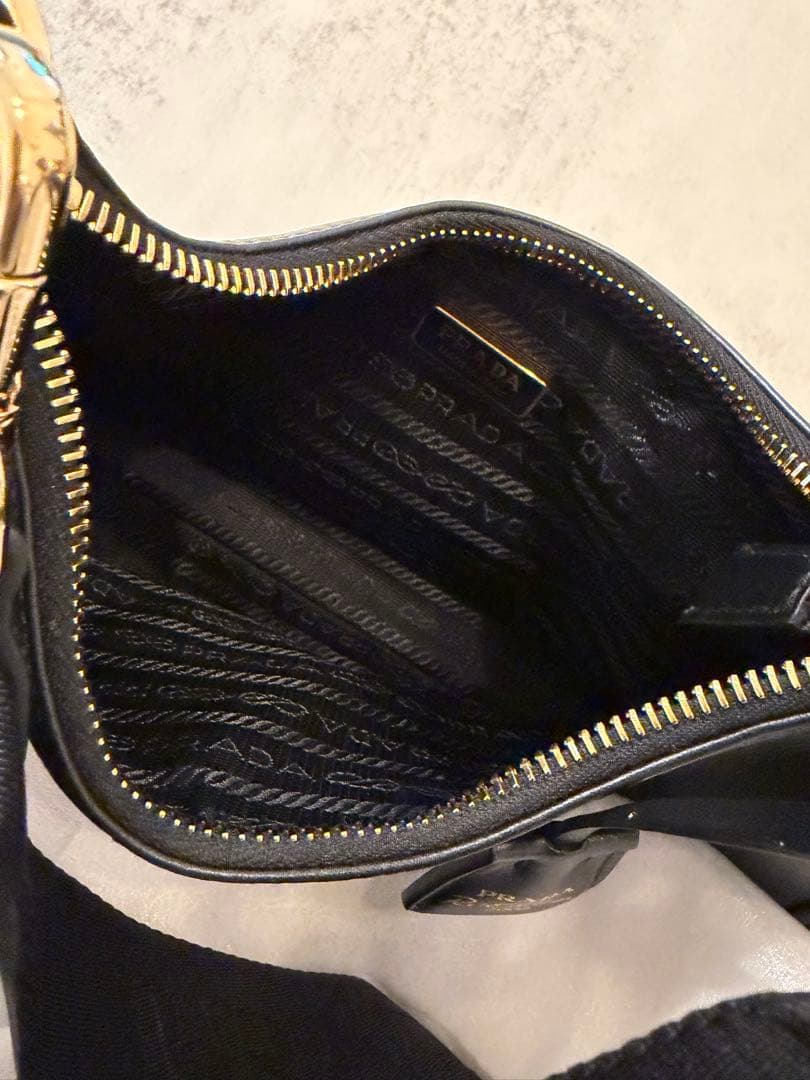 プラダ Re-Edition 2005 パデッド ナッパ レザーショルダーバッグ