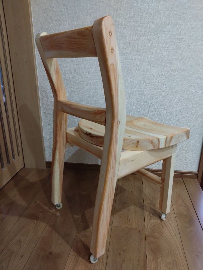 檜の椅子(86）再値下げ❕座面は削り込みにより座りやすく、背もたれ、キャスター付