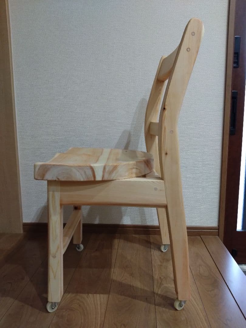 檜の椅子(86）再値下げ❕座面は削り込みにより座りやすく、背もたれ、キャスター付