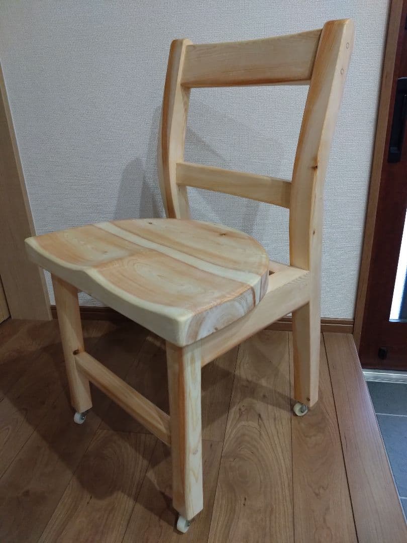檜の椅子(86）再値下げ❕座面は削り込みにより座りやすく、背もたれ、キャスター付