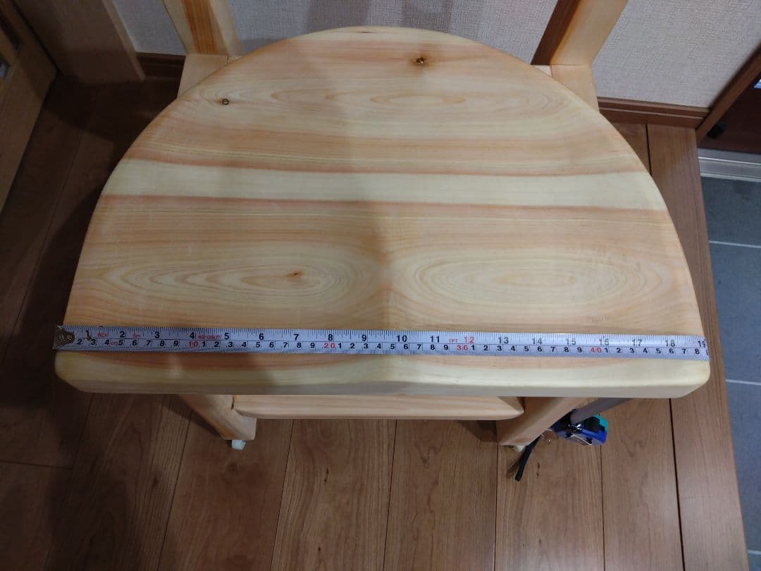 檜の椅子(86）再値下げ❕座面は削り込みにより座りやすく、背もたれ、キャスター付