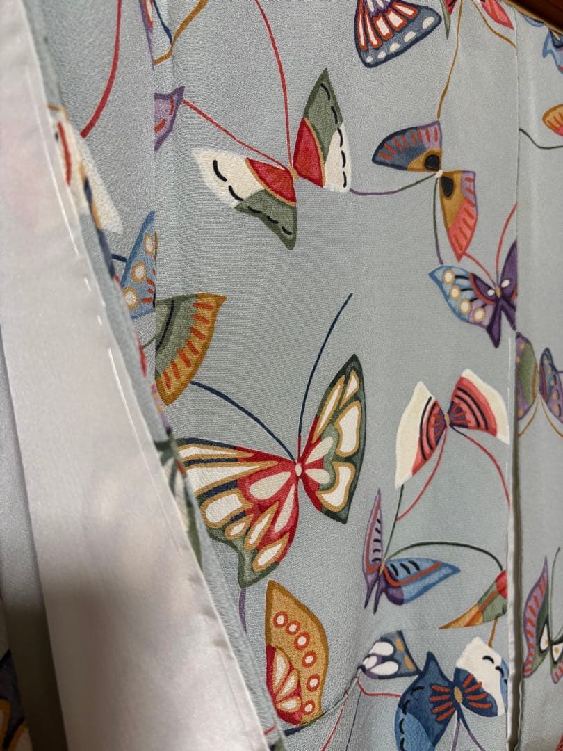 正絹/ちりめん蝶模様のグレー着物