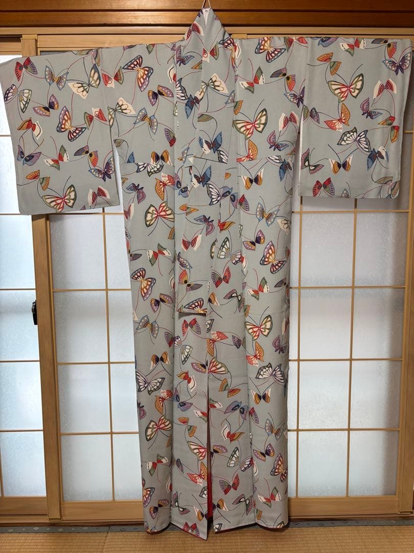 正絹/ちりめん蝶模様のグレー着物
