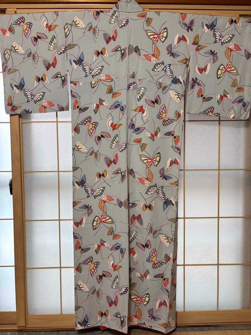 正絹/ちりめん蝶模様のグレー着物
