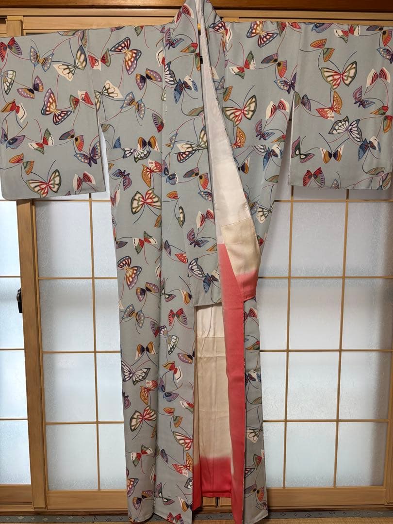 正絹/ちりめん蝶模様のグレー着物