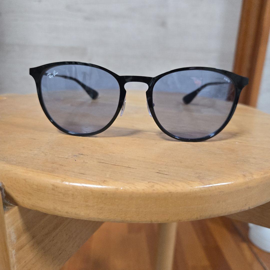 やま　レイバンサングラス エリカメタル　調光レンズ