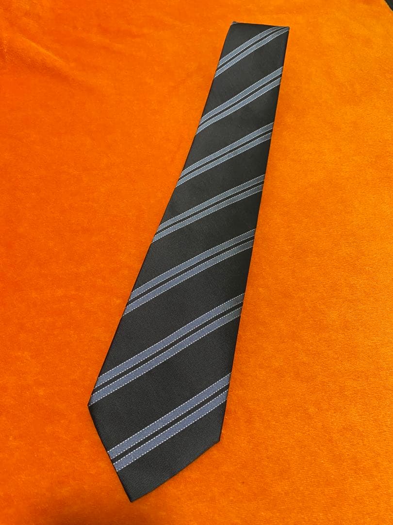 HERMES ネクタイ 黒❤︎一目瞭然❤︎高級素材❤︎シルバーのストライプ