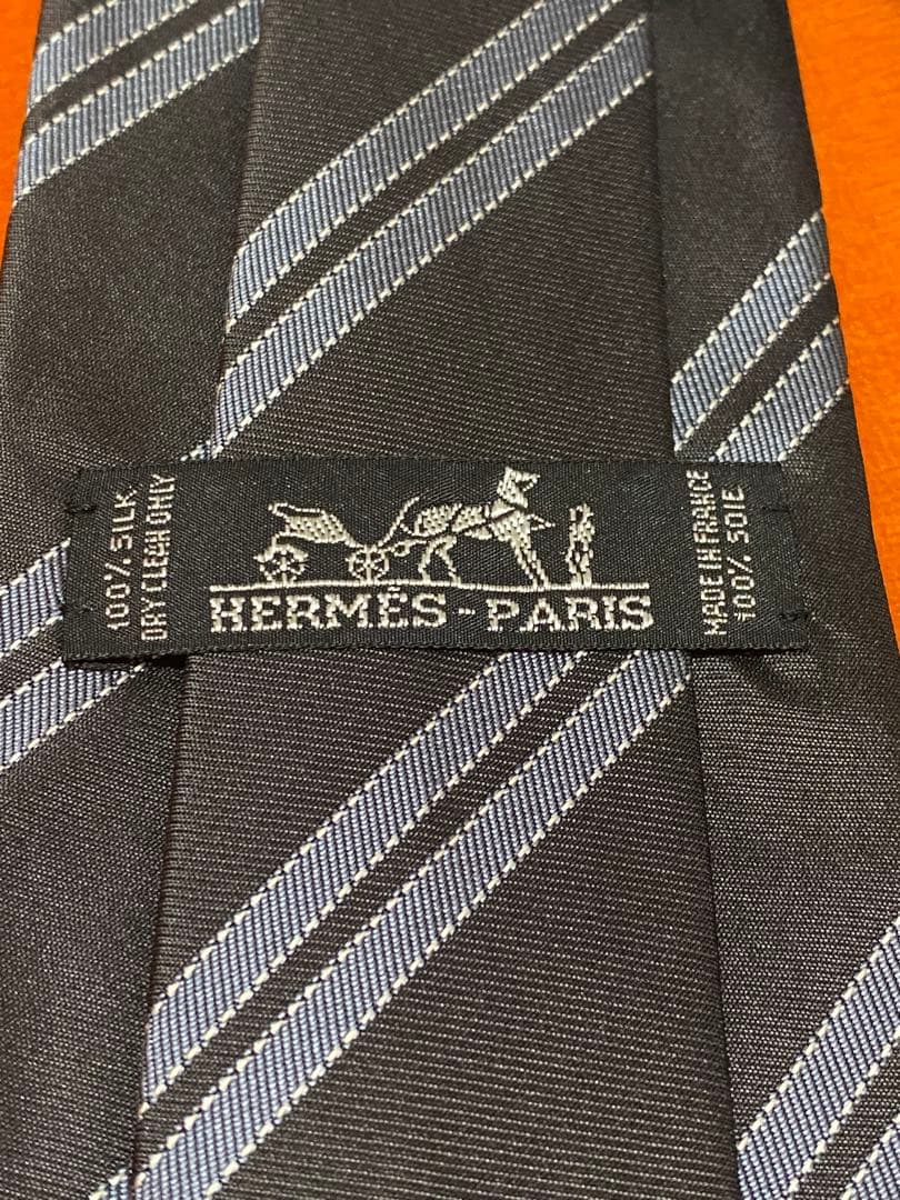 HERMES ネクタイ 黒❤︎一目瞭然❤︎高級素材❤︎シルバーのストライプ