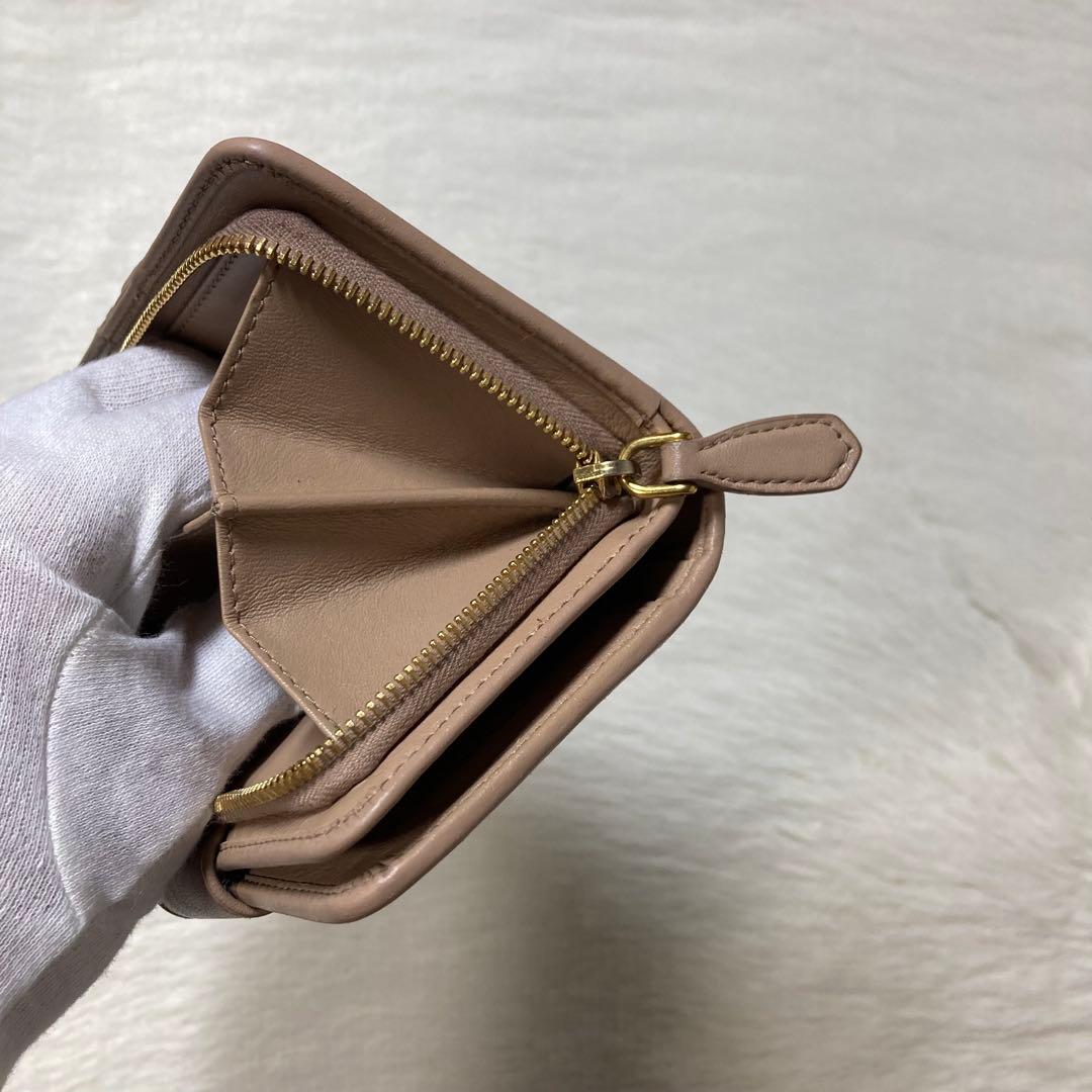 早い者勝ち　PRADA プラダ　人気　リボン　ベージュ　二つ折り　財布　ロゴ　金
