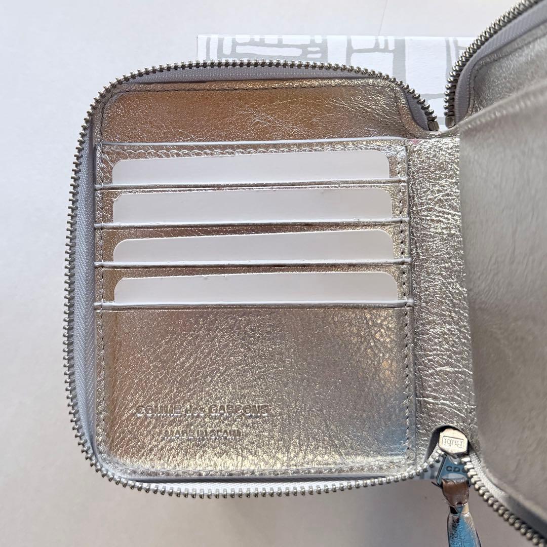 コムデギャルソン 二つ折り ZIPウォレット エンボスロゴ シルバー 箱タグ付き
