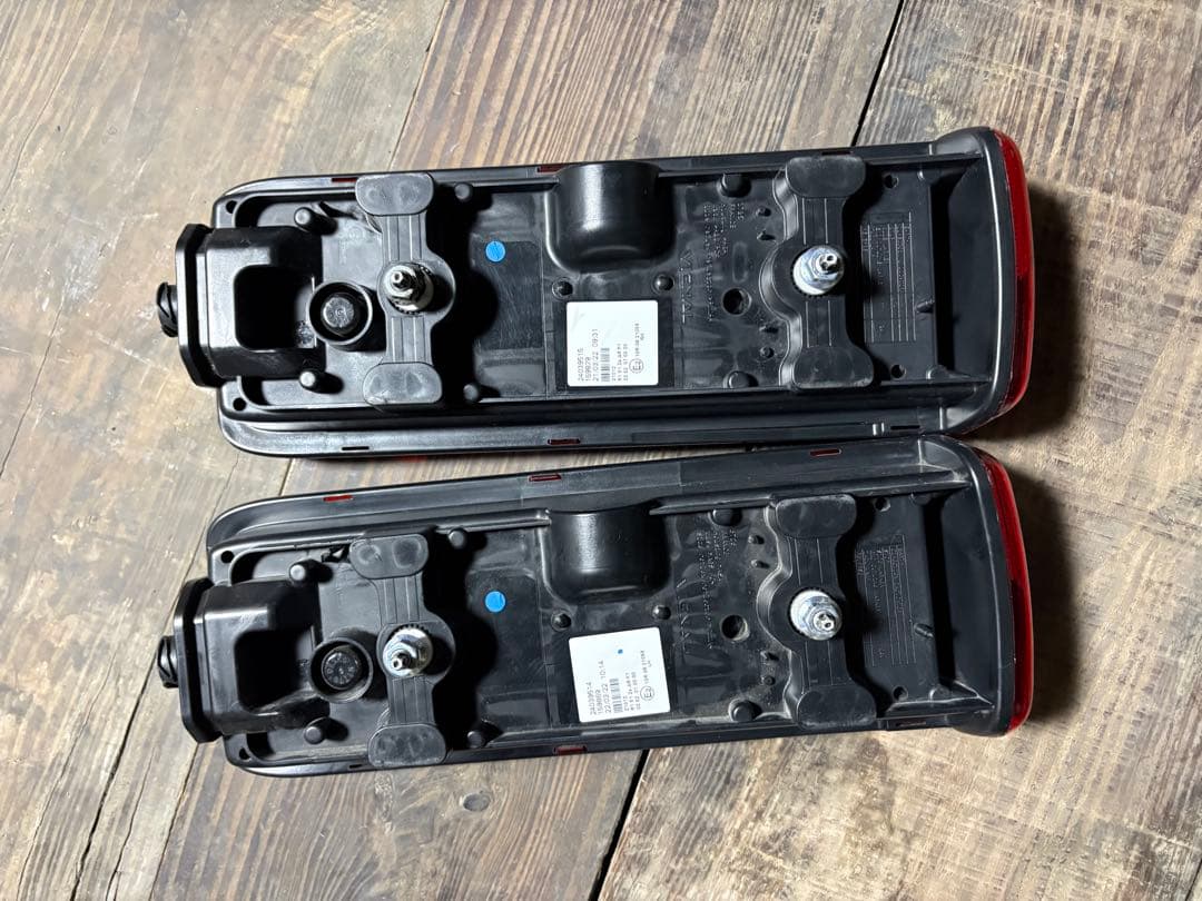 R5年製UD パーフェクトクオン 純正テールランプ