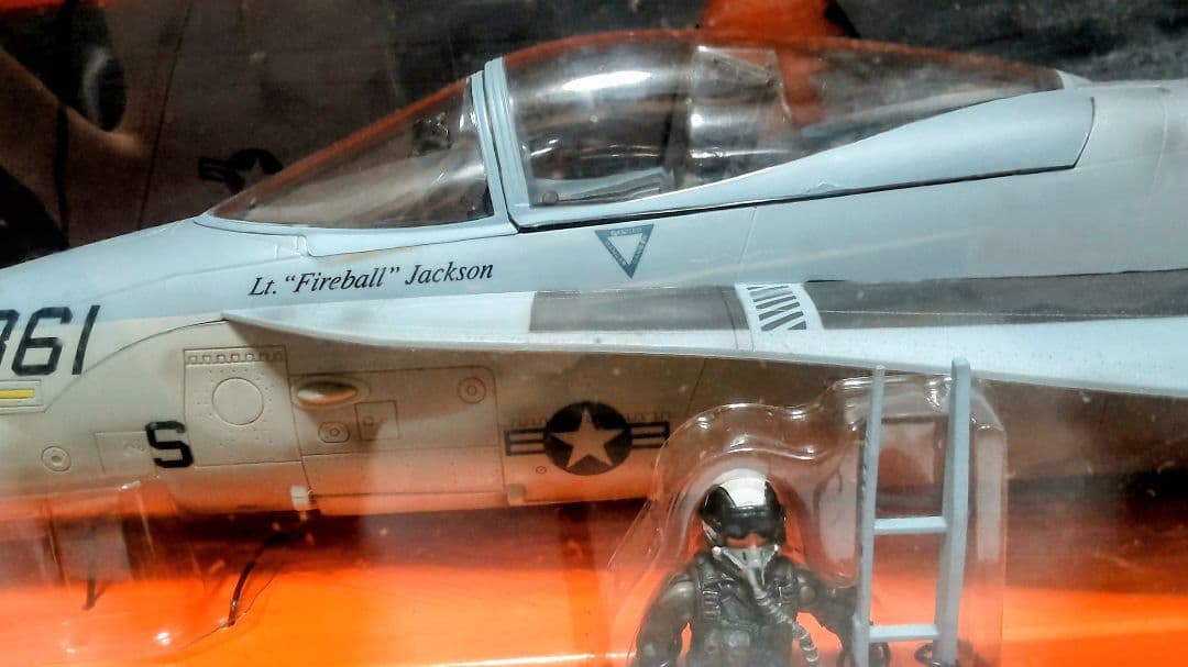 ELITEエリート 1/18 　F18Cホーネット模型