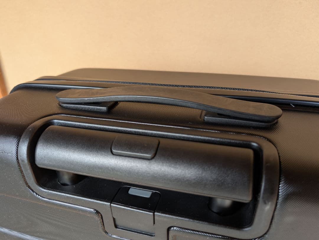 無印：キャリーバーの高さを自由に調節できるストッパー付きハードキャリー（62L）