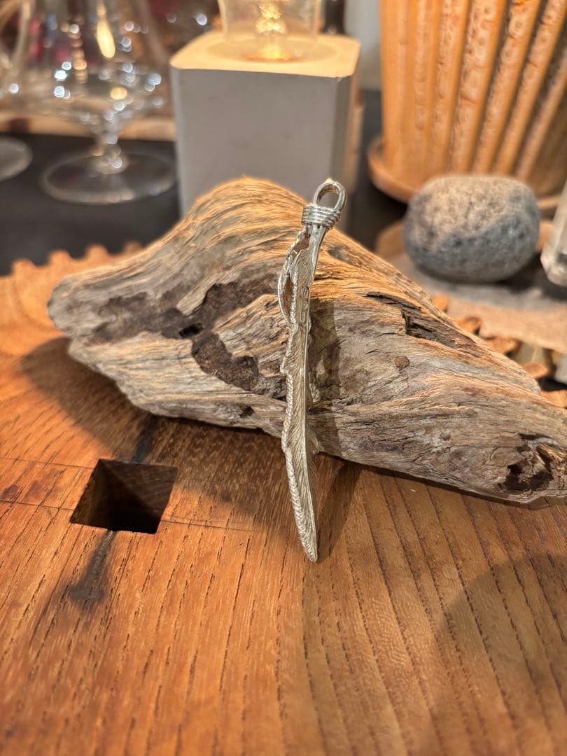 『ミキサー車』buffフェザーネックレス