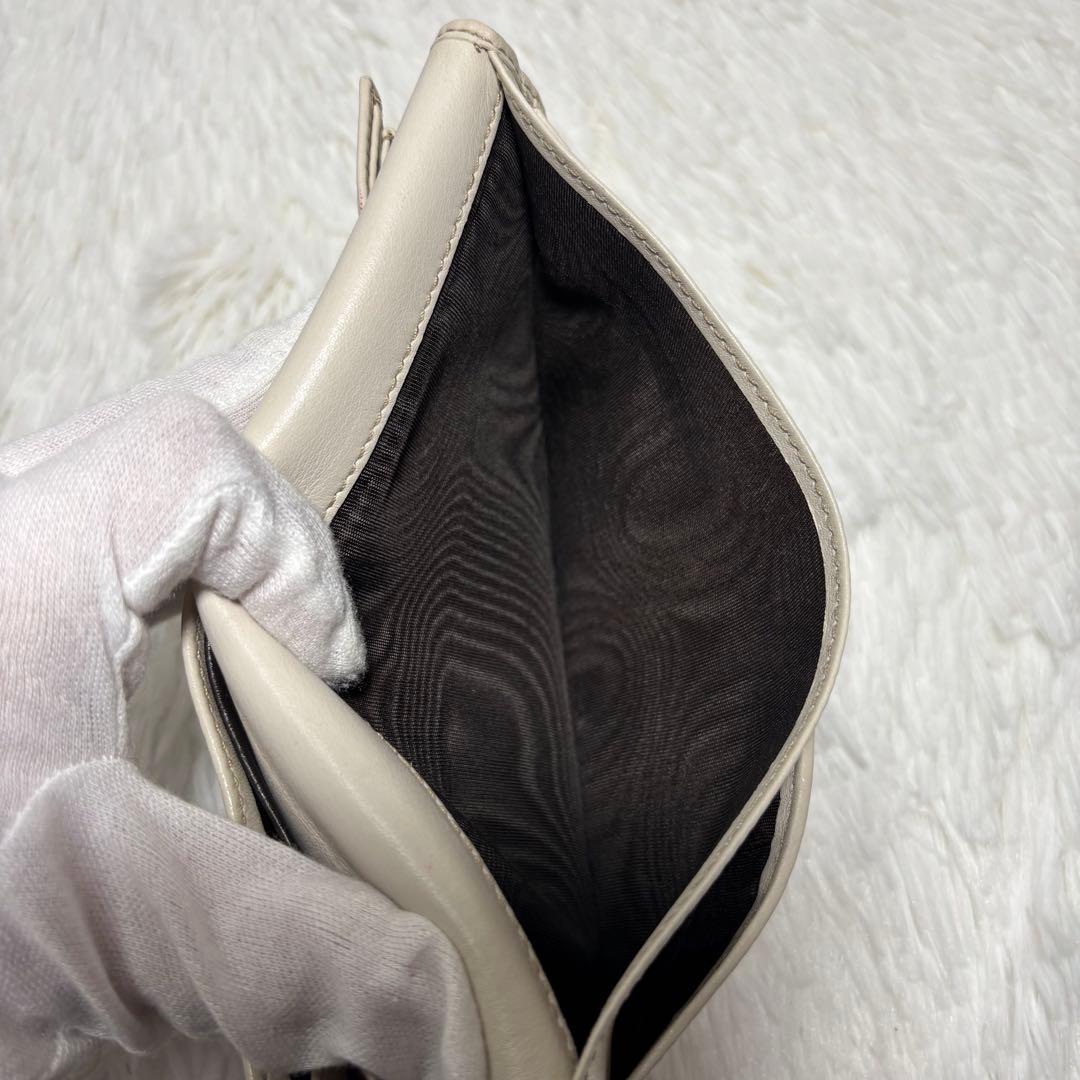 美品✨ グッチ 長財布 ラブリーハート GGキャンバス レザー 白 二つ折り