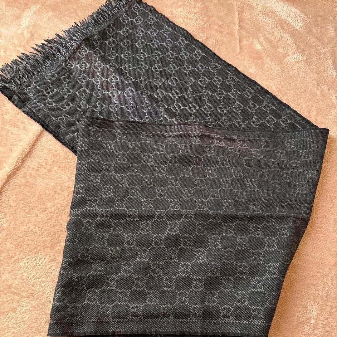 GUCCI マフラー　ブラック　ロゴマフラー(おまけの巾着付)