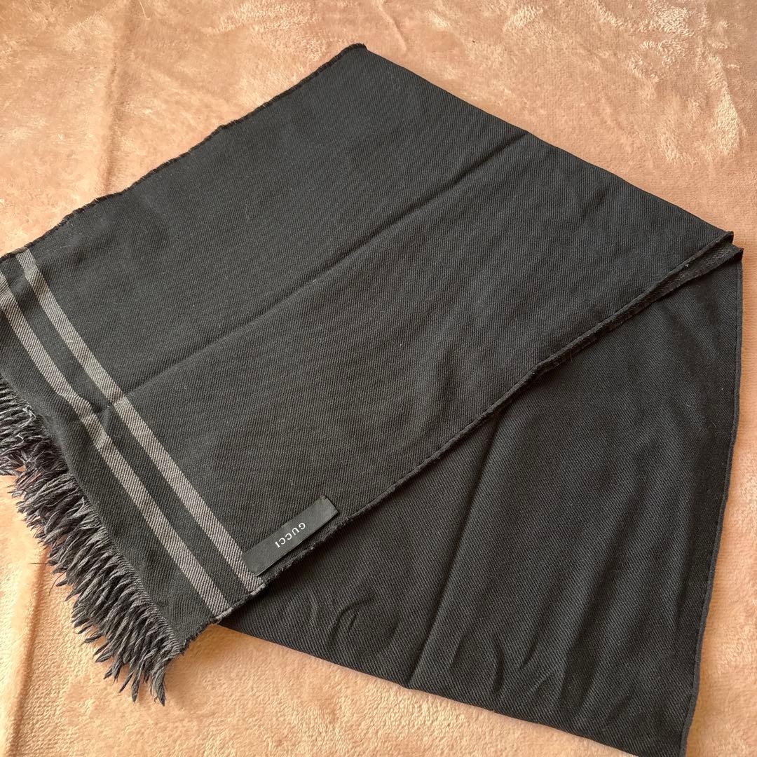 GUCCI マフラー　ブラック　ロゴマフラー(おまけの巾着付)