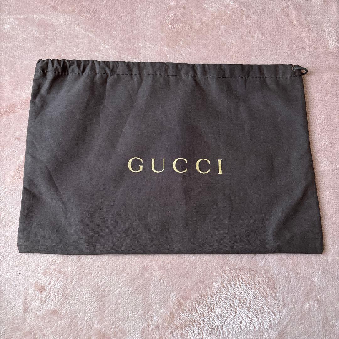 GUCCI マフラー　ブラック　ロゴマフラー(おまけの巾着付)