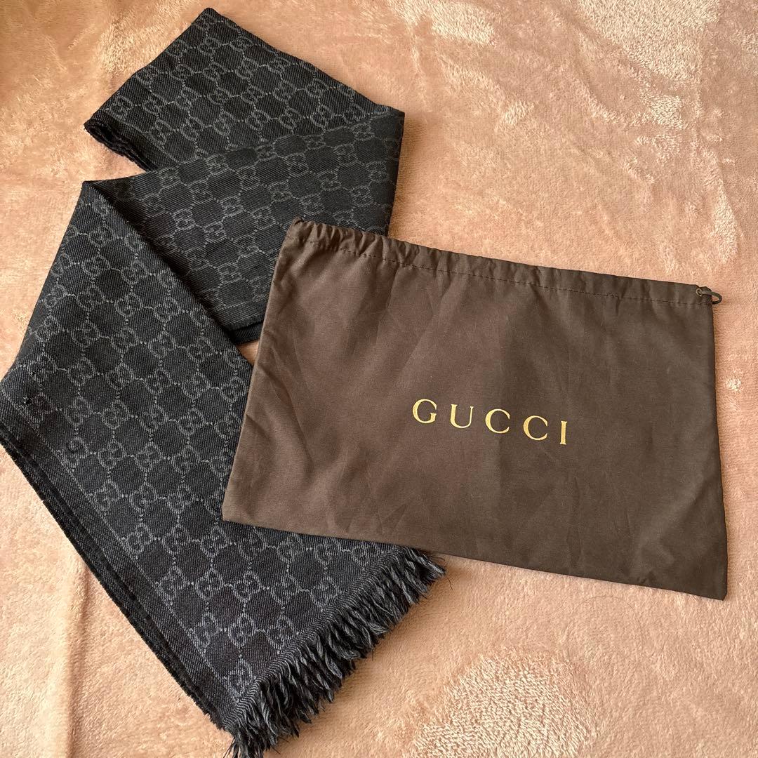 GUCCI マフラー　ブラック　ロゴマフラー(おまけの巾着付)