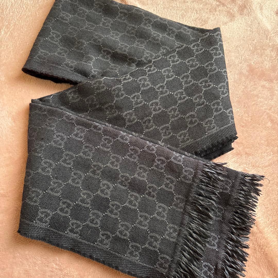 GUCCI マフラー　ブラック　ロゴマフラー(おまけの巾着付)