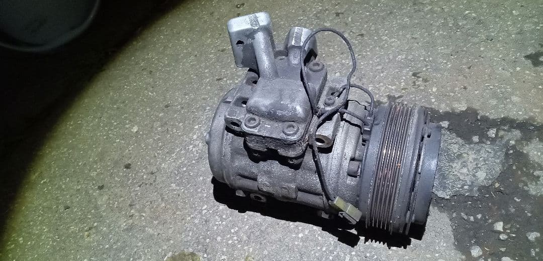 AE86 エアコンコンプレッサー