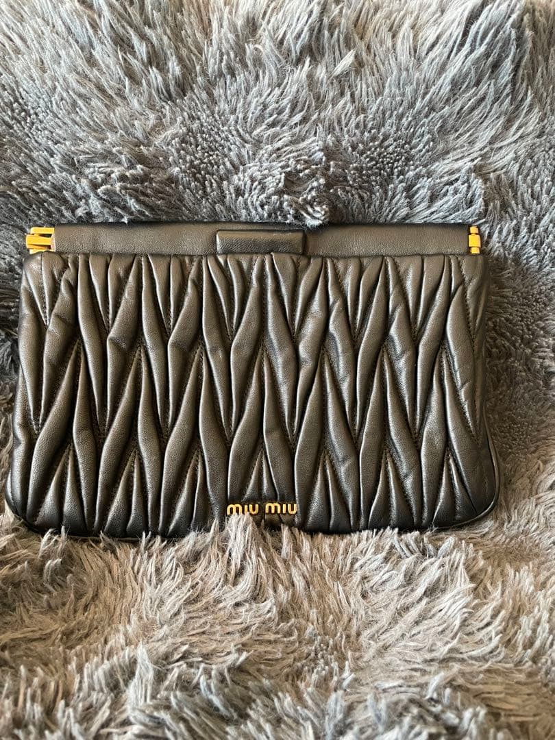 Miu Miu 黒 マテラッセ ショルダーバッグ