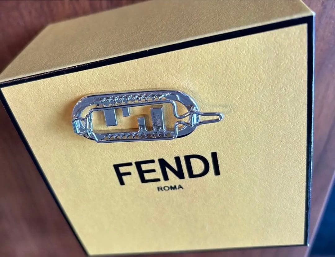 FENDI フェンディ　オーロック　ヘアピン　ヘアクリップ　ヘアアクセ　髪留め
