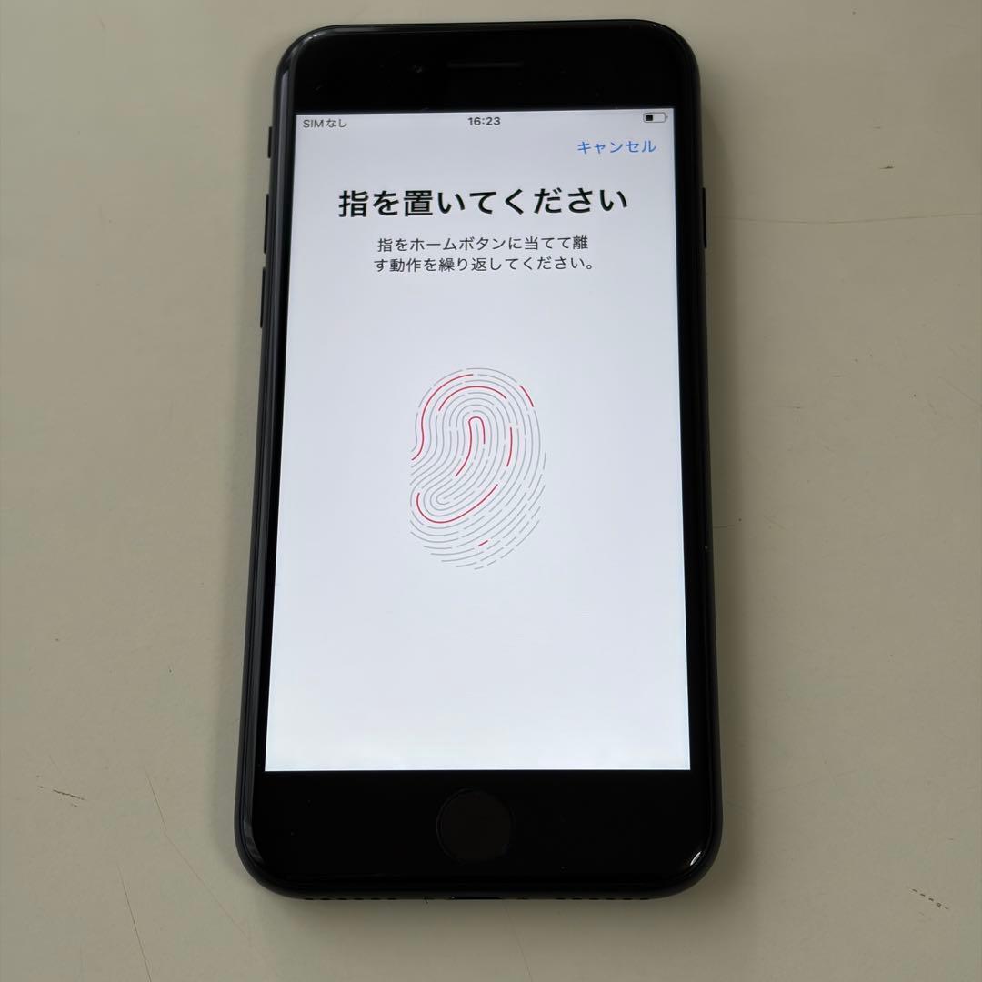 や*者様 バッテリー新品　iPhoneSE第3世代64GB SIMフリー　美品