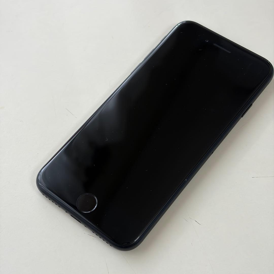 や*者様 バッテリー新品　iPhoneSE第3世代64GB SIMフリー　美品