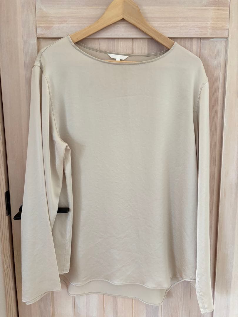 Drawing Numbers サテンボートブラウス