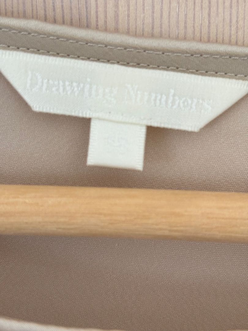 Drawing Numbers サテンボートブラウス