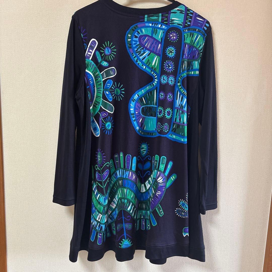 『未使用に近い』⭐️トクコプルミエヴォル⭐️黒地に幾何学模様の素敵な長袖チュニック❣️