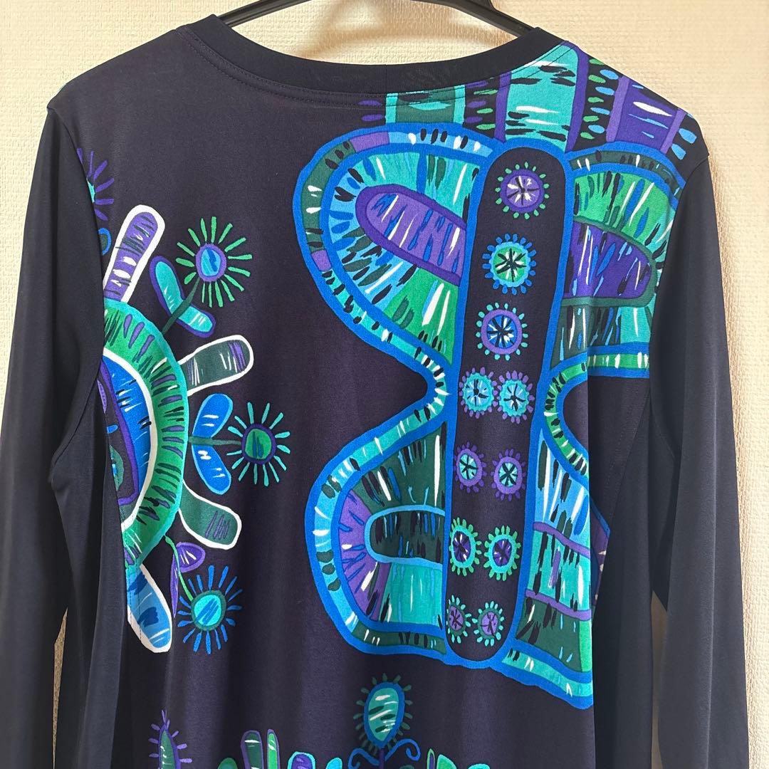 『未使用に近い』⭐️トクコプルミエヴォル⭐️黒地に幾何学模様の素敵な長袖チュニック❣️