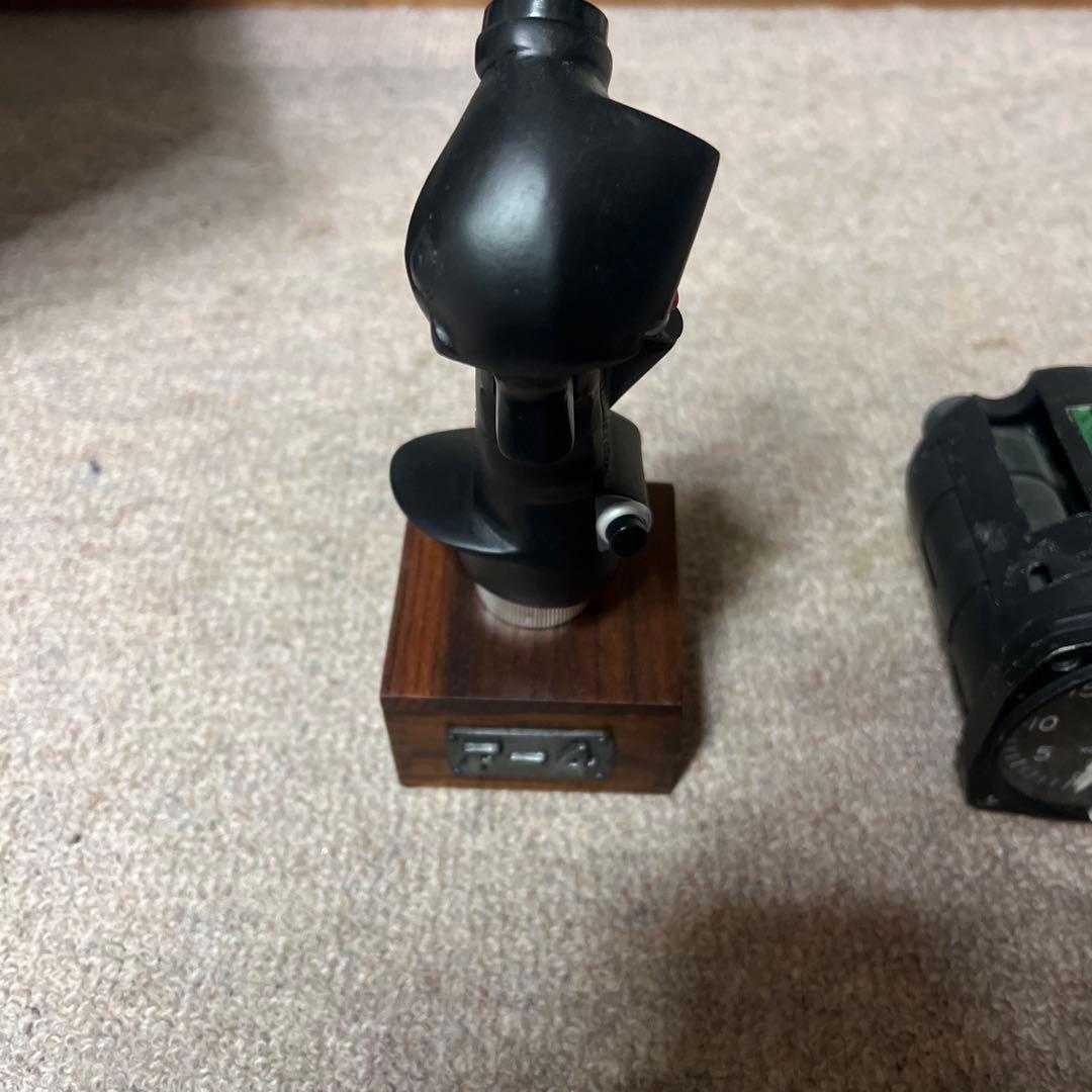 航空機模擬操縦桿と実際に航空機で使われていたアナログ計器セット