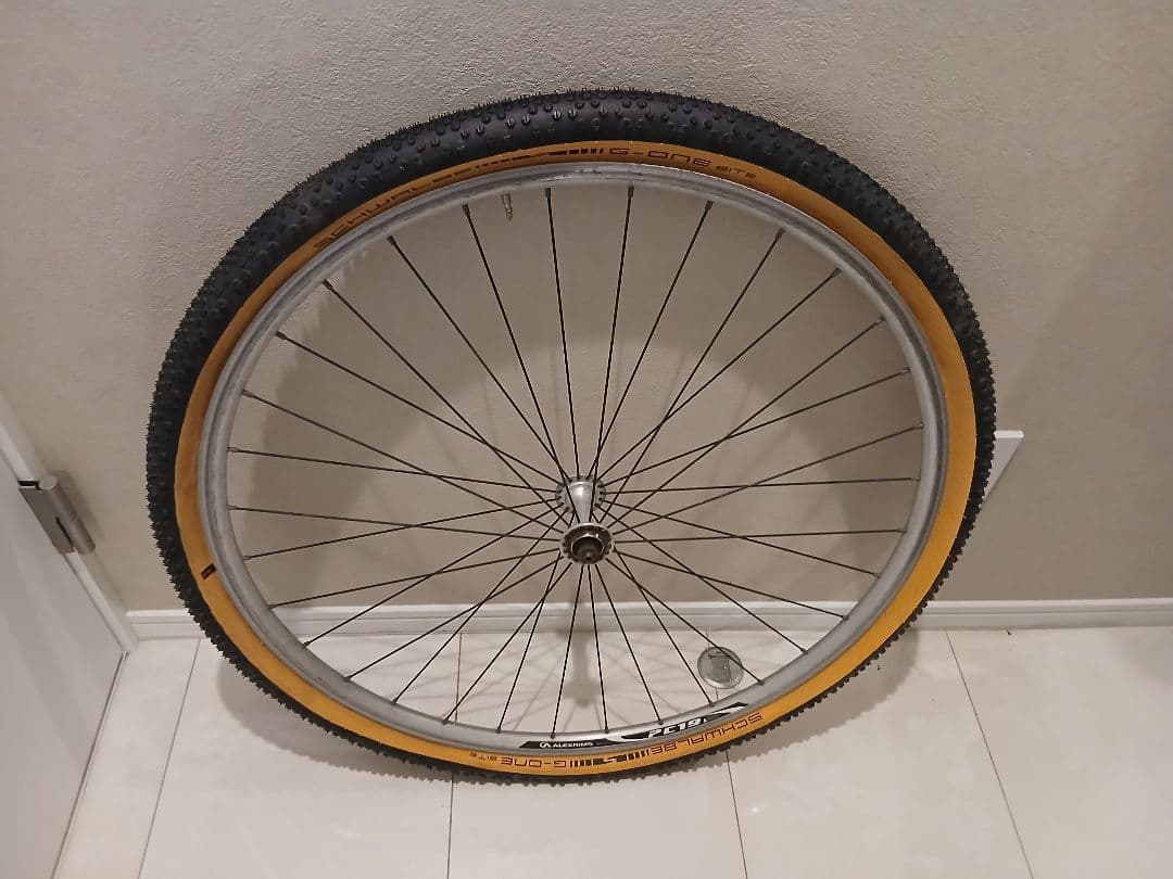 28 インチのリムタイヤを備えた自転車のホイール一式。