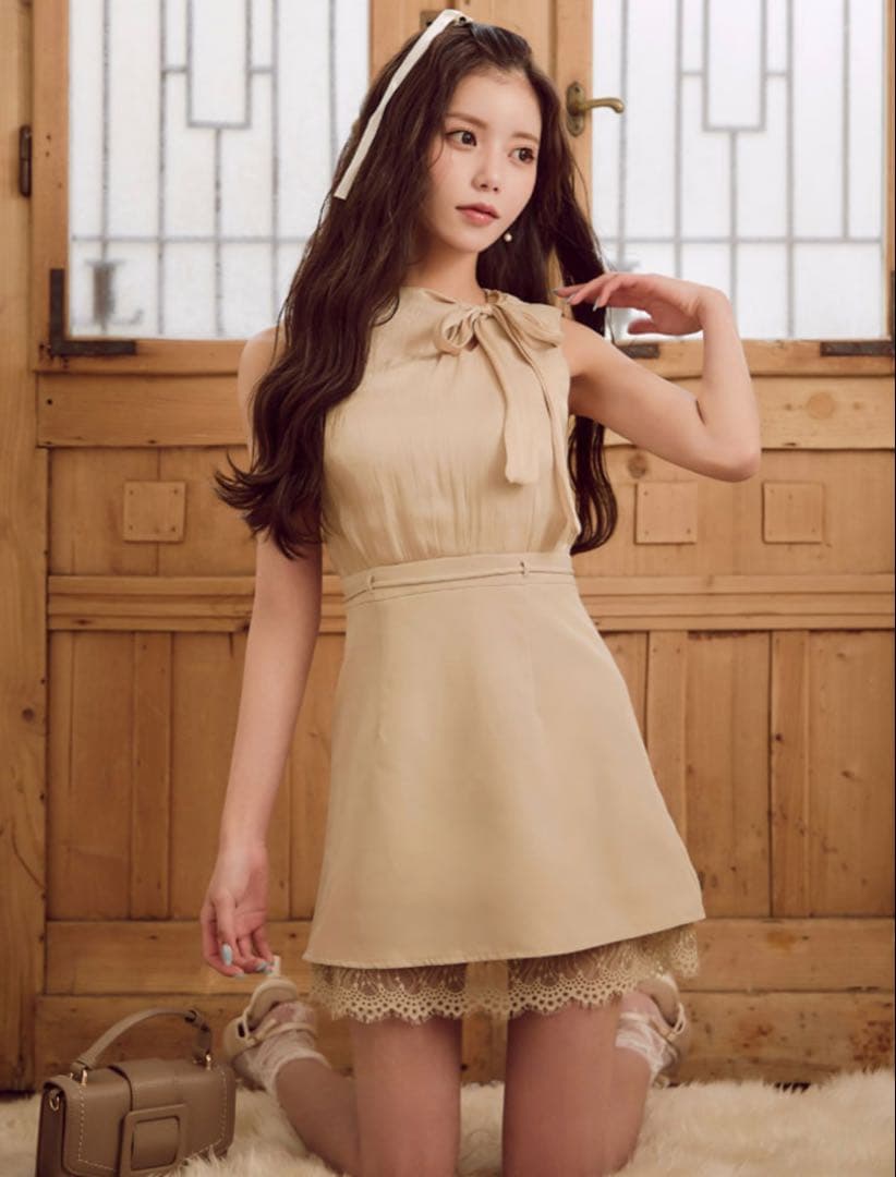 jewels リボン付きベージュノースリーブドレス