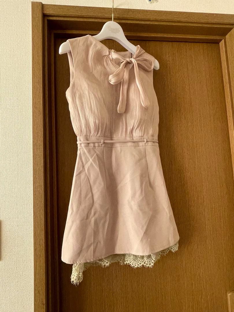 jewels リボン付きベージュノースリーブドレス