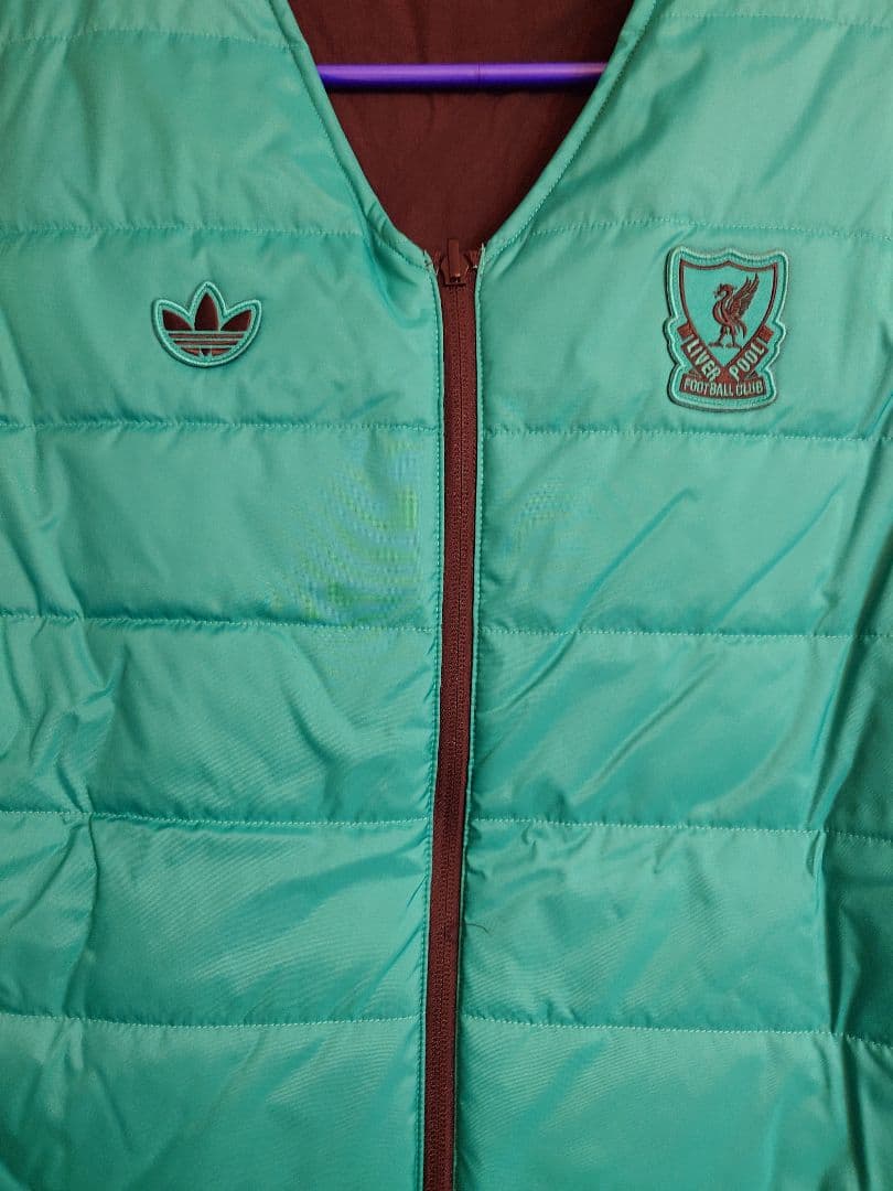 リバプール　25-26　アディダスオリジナルス　中綿ベスト　リバーシブル