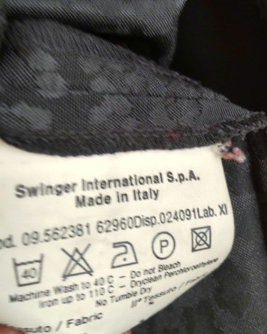 FENDIのショートコート、黒地に地紋入り、madeinItaly