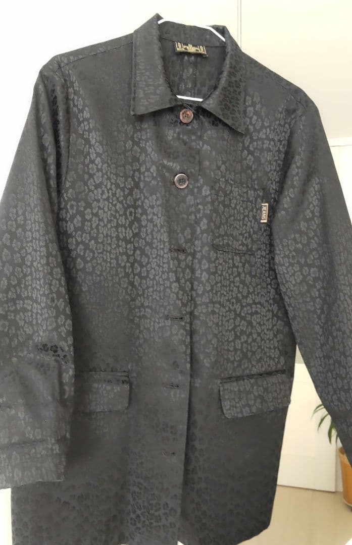 FENDIのショートコート、黒地に地紋入り、madeinItaly