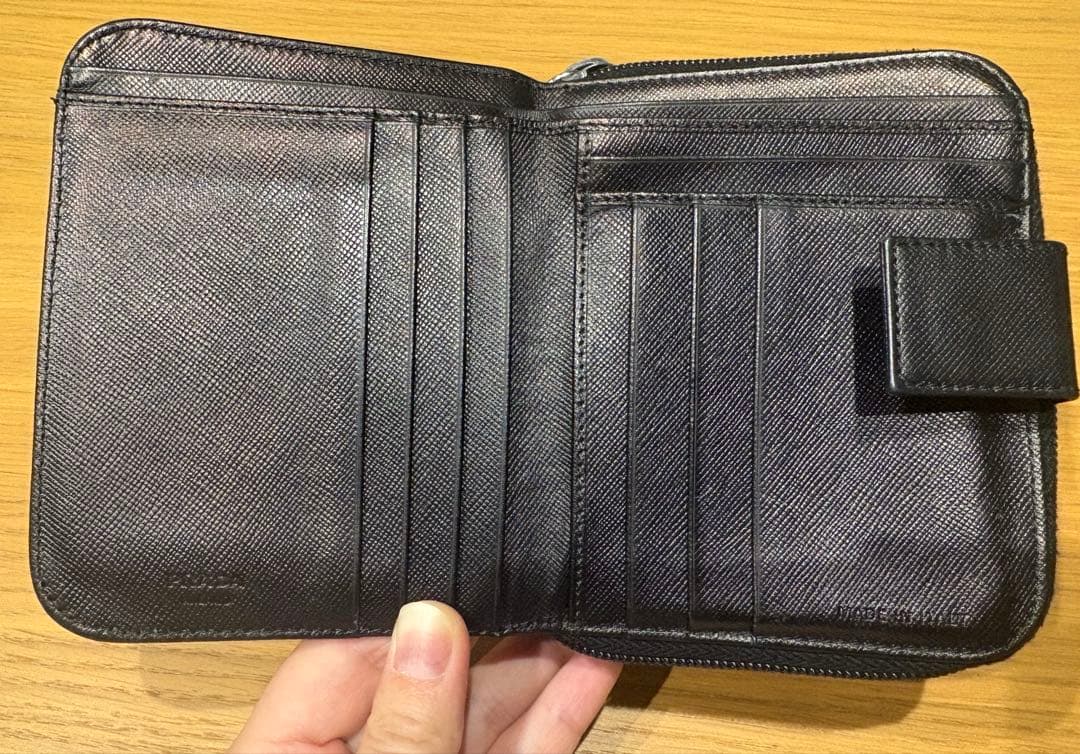 美品 プラダ 折り財布 サフィアーノレザー 三角ロゴ コンパクトジップ ブラック