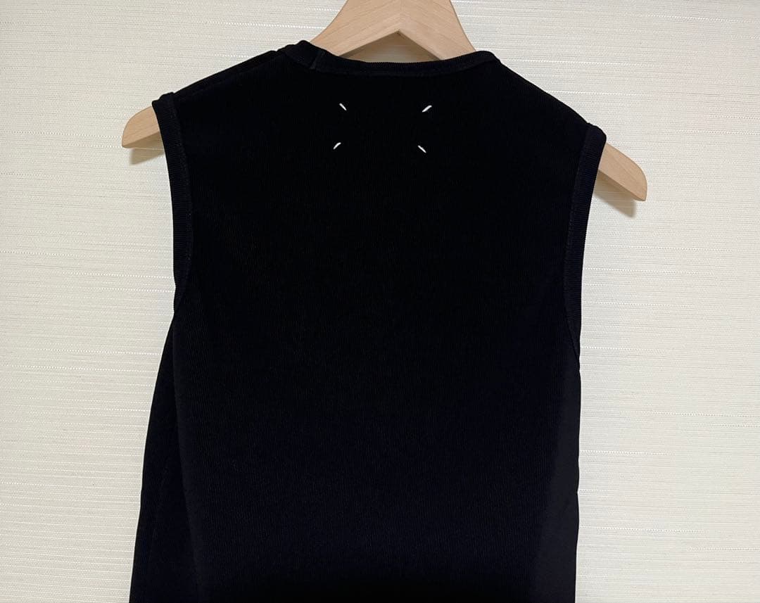 美品 メゾンマルジェラ 変形ネック リブニットタンクトップ　black XS