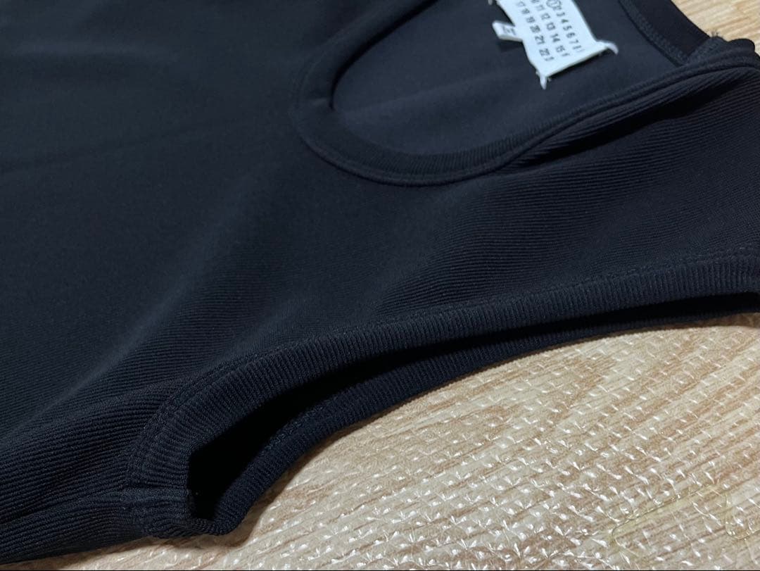 美品 メゾンマルジェラ 変形ネック リブニットタンクトップ　black XS