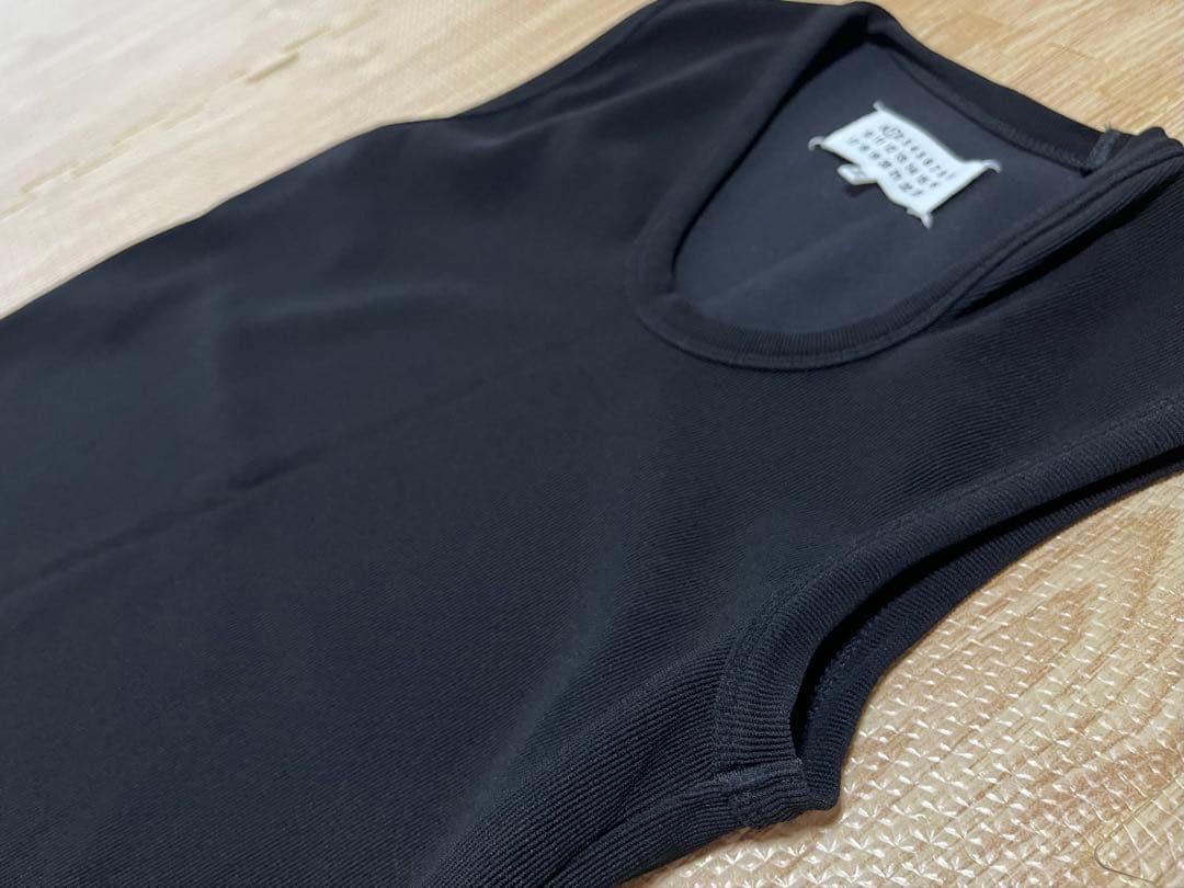 美品 メゾンマルジェラ 変形ネック リブニットタンクトップ　black XS