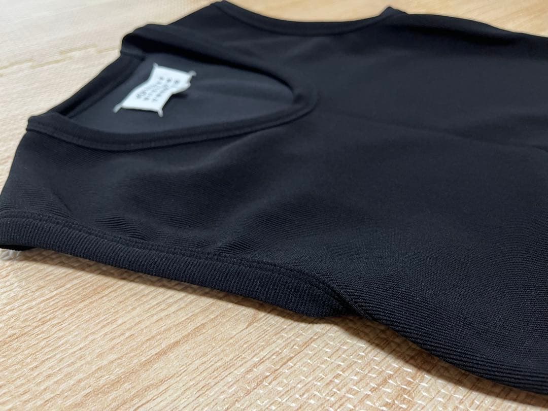 美品 メゾンマルジェラ 変形ネック リブニットタンクトップ　black XS